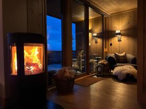 sala de estar con chimenea en Apartment with a fantastic view to Gaustatoppen, en Gaustablikk 23 fotos más