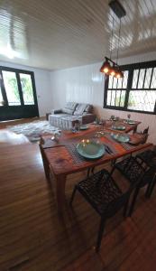 a living room with a wooden table and a couch at Alpen Haus - Ideal para família e grupo in Santa Rosa
