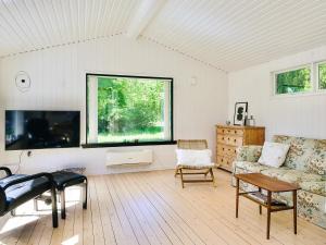 Μια τηλεόραση ή/και κέντρο ψυχαγωγίας στο 8 person holiday home in Asnæs
