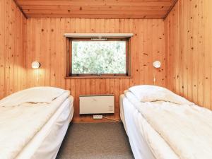 Bøtø Byにある8 person holiday home in Væggerløse-By Traumの窓のある部屋にベッドが2つある