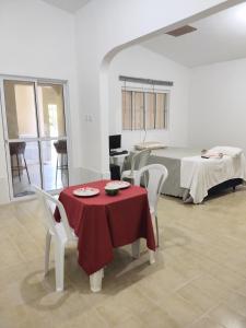 een kamer met een tafel en stoelen en een bed bij Casa próximo centro de eventos com ar condicionado in Fortaleza