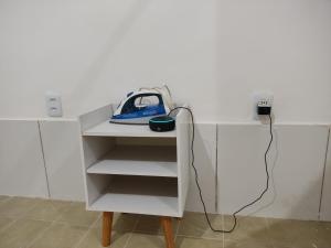 een witte kast met daarop een telefoon bij Casa próximo centro de eventos com ar condicionado in Fortaleza