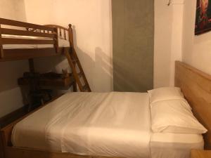 Rúm í herbergi á Amuya Hostel