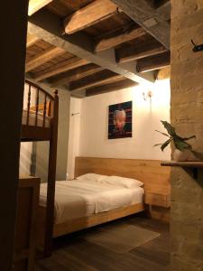 una camera con letto a castello e scala di Amuya Hostel a Chiquinquirá