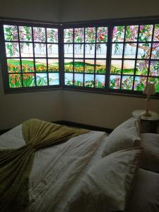 a bedroom with a bed with a stained glass window at Sol y luna cieneguilla in San Antonio +1 photo