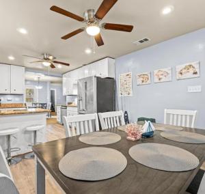 Una cocina y un comedor con mesa y sillas. en Galveston Waterfront, en Galveston