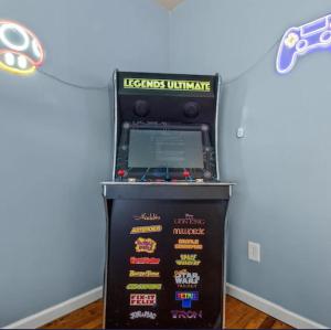 una máquina de videojuegos sentada en una habitación en Galveston Waterfront, en Galveston 10 fotos más