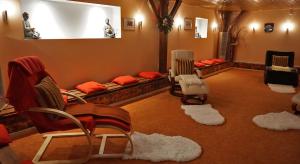 a room with a waiting room with chairs and a mirror at Hotel Sonnleitn in Bodenmais