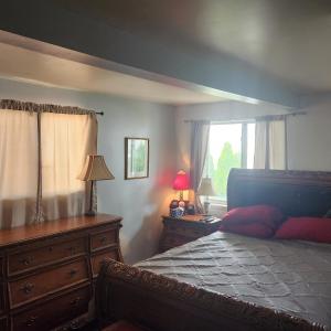 una camera da letto con un letto, un comò e una finestra di Peacehouse ad Abbeyville