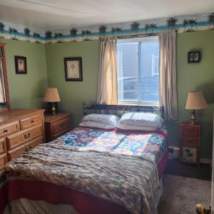 una camera con letto e una finestra con palme sul muro di Peacehouse ad Abbeyville