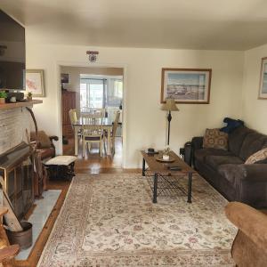 un soggiorno con un divano e un tavolo di Peacehouse ad Abbeyville