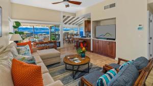 Χώρος καθιστικού στο Kapalua Bay Villa 11B3