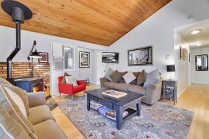 O zonă de relaxare la Cozy Mountain Cabin- Near Lake & Pet-friendly