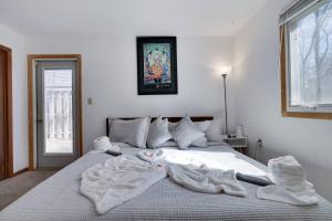 une chambre avec un lit avec des serviettes dessus dans l'établissement Cozy Mountain Cabin- Near Lake & Pet-friendly, à East Stroudsburg 62 autres photos