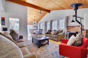 Afbeelding uit fotogalerij van Cozy Mountain Cabin- Near Lake & Pet-friendly in East Stroudsburg