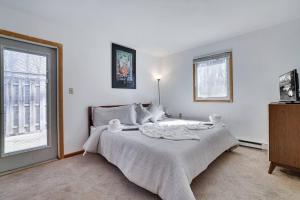 Afbeelding uit fotogalerij van Cozy Mountain Cabin- Near Lake & Pet-friendly in East Stroudsburg