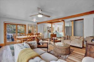 Gallery image of Hot Tub + Prime Location Chalet in Pocono Summit