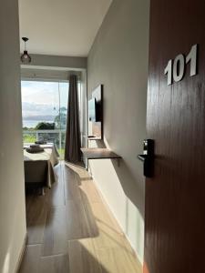a room with a door and a room with a view at Apartamento de frente para lagoa -Ap 101 in Laguna