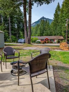 two chairs and a table in a yard at Peak View | White Pass, Mt Rainier in Packwood