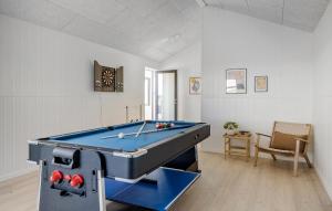 Una mesa de billar en una sala de estar con una mesa. en Pet Friendly Home In Saltum With Sauna, en Saltum