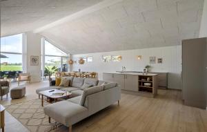 una sala de estar con un sofá y una mesa en Pet Friendly Home In Saltum With Sauna, en Saltum
