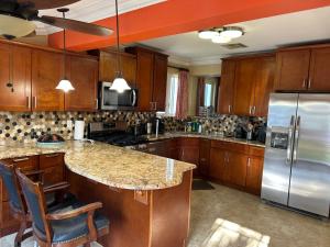 een keuken met houten kasten en roestvrijstalen apparatuur bij Blue Orchid Palms in Nassau +19 foto's