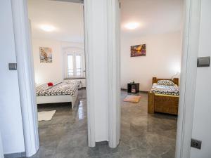 Ένα ή περισσότερα κρεβάτια σε δωμάτιο στο Sleek and Stylish Umag Apartments with Sea View - Two Bedroom Apartment with Balcony