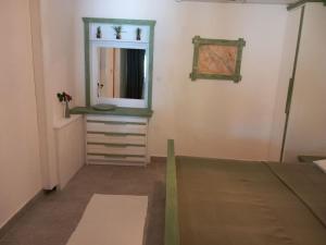 une pièce avec un miroir et une commode dans l'établissement Guest House Green Corner Supetarska Draga - Double Room With Balcony and Sea View, à Rab