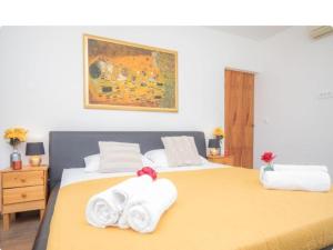 Un dormitorio con dos toallas en una cama. en Villa P - Holiday Home, en Šibenik