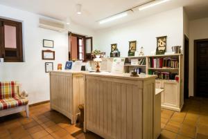 une chambre avec un comptoir et une étagère à livres dans l'établissement Palacio las Manillas, à Sabiote