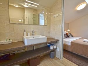 Imagen de la galería de Tranquil Getaway with Shared Pool in Bale - One Bedroom Apartment, en Bale 19 fotos más