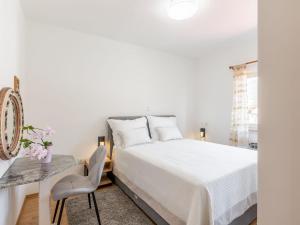 Postel nebo postele na pokoji v ubytování Apartment Merita - Two Bedroom Apartment with Balcony