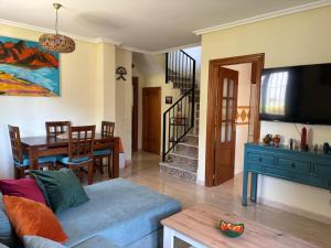 Una sala de estar con un sofá y un comedor. en Holiday Home in Vera near Vera Playa, en Vera