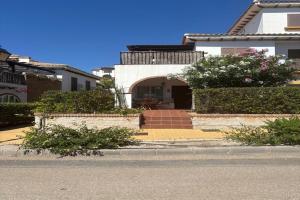 Una casa blanca con escaleras y plantas delante. en Holiday Home in Vera near Vera Playa, en Vera