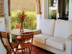 una sala de estar con un sofá y una mesa en Holiday Home in Vera near Vera Playa, en Vera