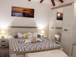 una camera da letto con un letto con sopra degli animali di peluche di Authentic Dalmatian Treasure Homes - House Stone a Orebić (Sabbioncello) Altre 9 foto