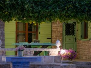 una casa verde con tavolo e porta di Authentic Dalmatian Treasure Homes - House Wood a Orebić (Sabbioncello)