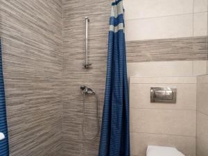 Koupelna v ubytování 2 Bedroom apartment with Sea view