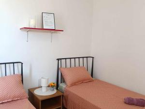 two beds sitting next to each other in a bedroom at Apartmani Tea i Toni - Apartment Tea in Gradište