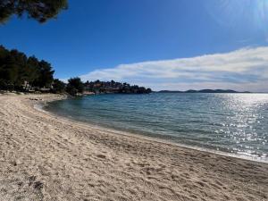 een uitzicht op een zandstrand naast het water bij Two Bedroom Mobile Home with Terrace and Sea View in Drage +2 foto's