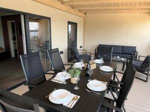 een eettafel en stoelen in de woonkamer bij Two Bedroom Mobile Home with Terrace and Sea View in Drage