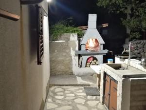 Gril dostupný pro hosty v apartmánu