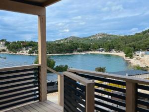 een balkon met uitzicht op een rivier bij Two Bedroom Mobile Home with Terrace and Sea View in Drage