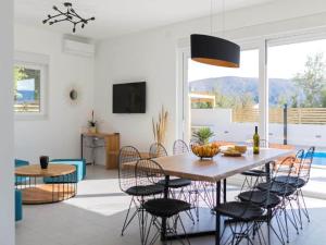 ein Esszimmer und ein Wohnzimmer mit Tisch und Stühlen in der Unterkunft Luxury Villas Bellavista - Four Bedroom Villa with Pool in Pag