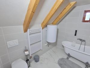 O baie la Apartments Plitvice forest - Two Bedroom Apartment with Terrace +15 fotografii