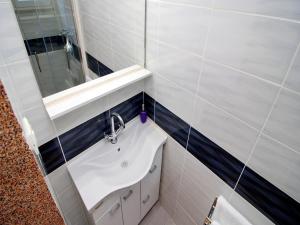 Ένα μπάνιο στο Holiday Home Bili al - Two Bedroom Holiday Home with Terrace and Sea View +37 φωτογραφίες