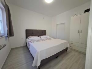 Giường trong phòng chung tại Luxury apartment Ani II - Two Bedroom Apartment with Terrace