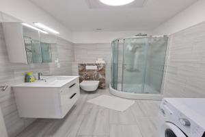 Phòng tắm tại Luxury apartment Ani II - Two Bedroom Apartment with Terrace +36 ảnh