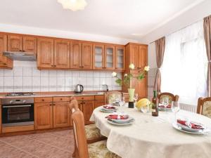 Imagem da galeria de Five Bedroom Holiday Home em Trilj