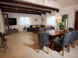 TV a/nebo společenská místnost v ubytování Secluded Oasis with Pool, Outdoor Kitchen, & Landscaped Terraces - Three Bedroom Villa